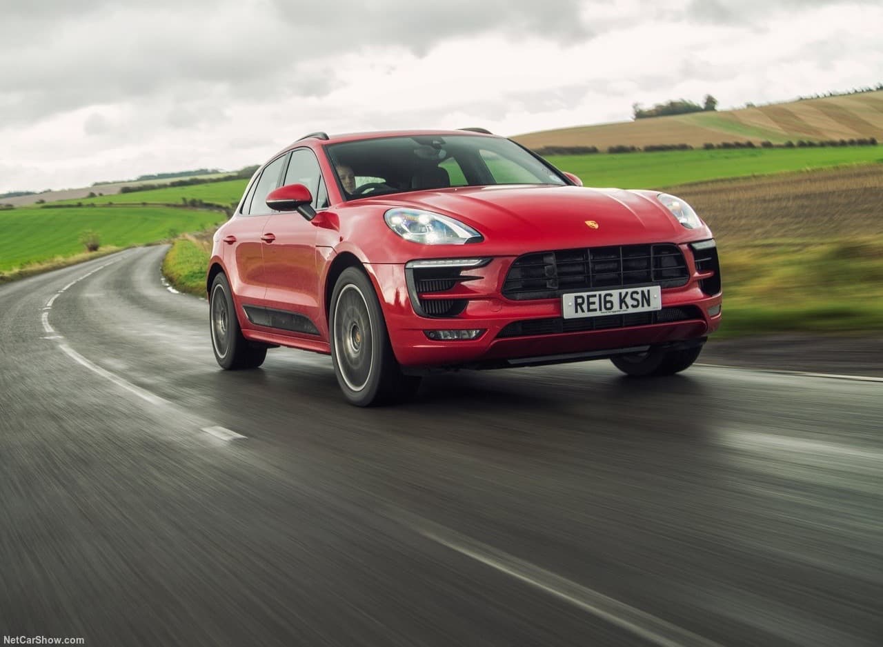 <b>SUV compacta premium:</b> 
<b><a href="http://www.univision.com/noticias/auto-show-de-nueva-york/imagenes-porsche-macan-con-motor-de-4-cilindros-fotos" target="_blank">Porsche Macan</a></b>
<br>
<br>Lo extraño hubiese sido no haber visto está camioneta en la lista. No sólo pertenece a las marca número uno en poder de atracción sobre sus dueños sino que es una de las camionetas con mejor manejo que se pueden conseguir a cualquier precio.
<br>
<br>Finalistas:
<br>- Mercedes-Benz GLC
<br>- BMW X3