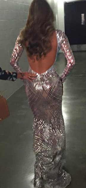 ¡Deslumbrante! Gali lució un hermoso vestido plateado con un escote que la hacía lucir más bella.