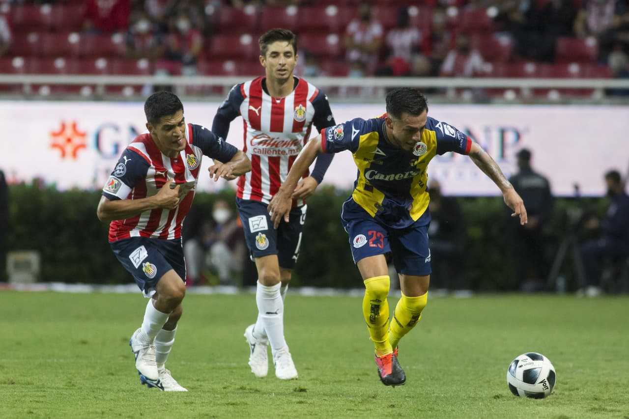 Los visitantes empezaron mejor el partido, presionando y disputando cada balón.