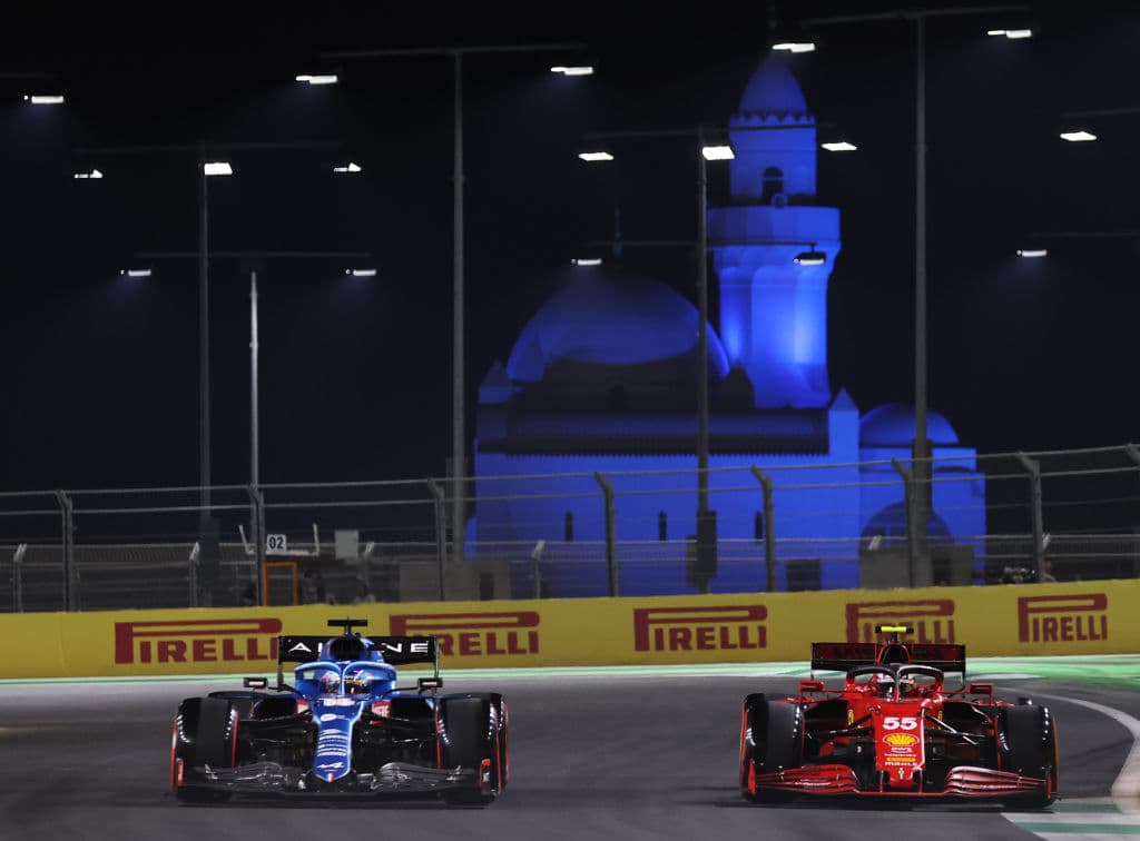 Lewis Hamilton se quedó con la pole position del Gran Premio de Arabia Saudita en el que Max Verstappen encendió las alarmas al tocar pared y terminar en el tercero de la Q3. El mexicano Sergio Pérez terminó quedándose en el quinto lugar en una emocionante clasificación.