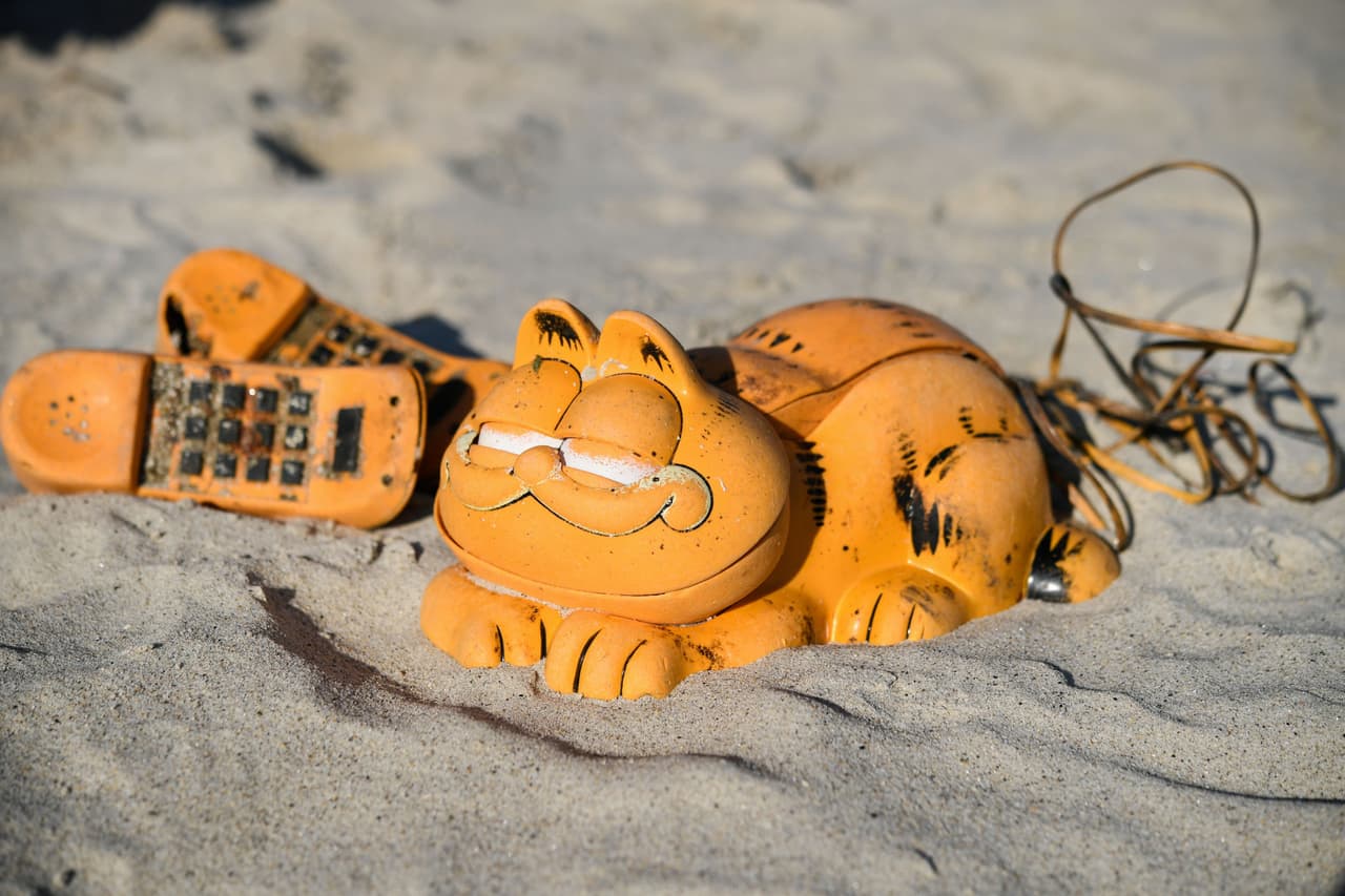 En Plouarzel, en el oeste de Francia, estos teléfonos de plástico de 'Garfield' aparecieron durante más de 30 años en las playas. Ahora se resolvió el misterio.