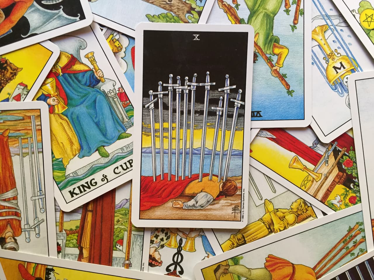 En el rubro del amor, vas a llegar a conclusiones sobre tu relación que van a ser muy dolorosas. Tal vez esa pareja te está traicionando o engañando, o simplemente no es muy buena para ti. Quizá hay secretos, o viene una ruptura dolorosa. Nada positivo sale de aquí.