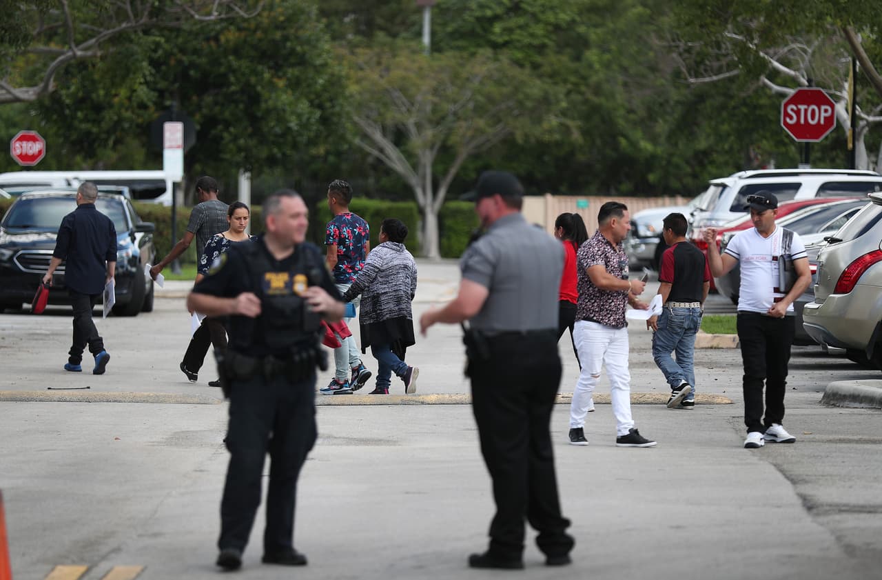 El 13 de marzo un grupo de activistas protestó frente a las oficinas de ICE en Miramar, Florida, para demandar la liberación de inmigrantes vulnerables y la suspensión de las audiencias.