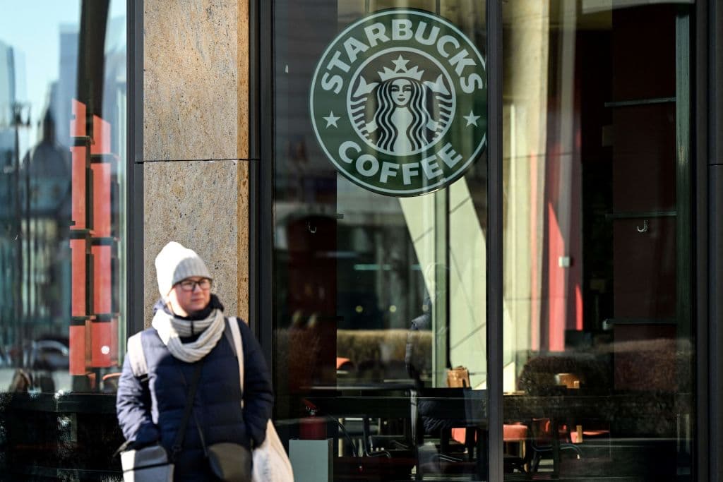 Starbucks anunció este lunes
<b>su retirada del mercado ruso</b>, donde llevaba operando 15 años, uniéndose a
<a href="https://www.univision.com/noticias/mundo/lista-grandes-empresas-abandonan-rusia-por-guerra-en-ucrania" target="_blank">otras empresas que han tomado medidas similares</a> en reacción a la invasión rusa a Ucrania.