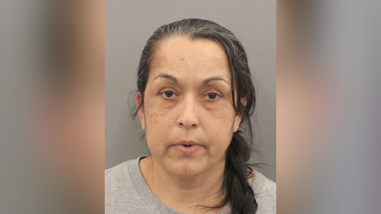 Blanca Mirella Delarosa, las autoridades la buscan por robo de habitación.