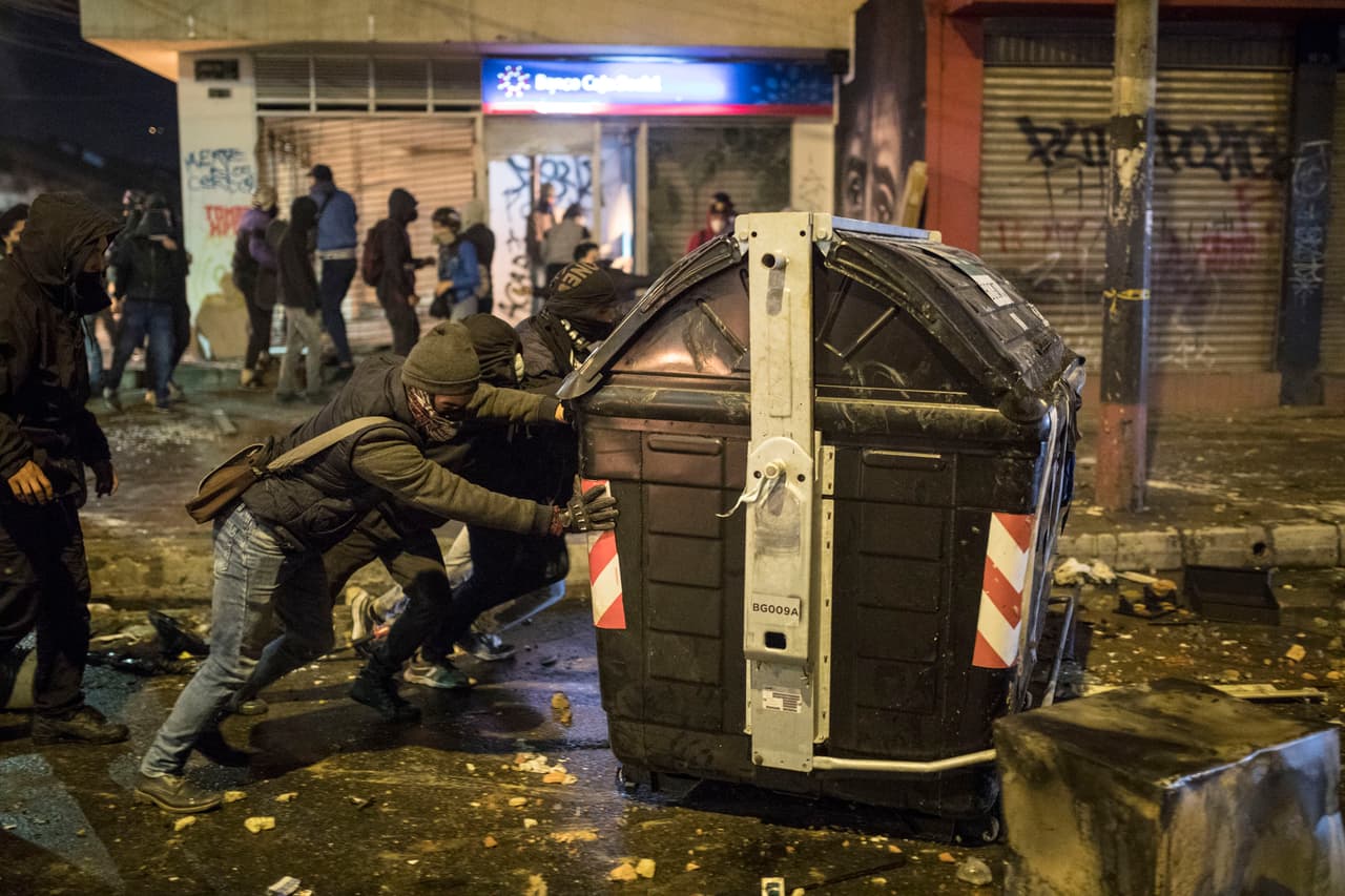 El saldo de una noche de violencia en la que se aprovecharon las protestas para dar rienda suelta a actividades delictivas fue de 10 civiles muertos, 7 en Bogotá y otros tres en Soacha, según informó el Ministerio de Defensa de Colombia.