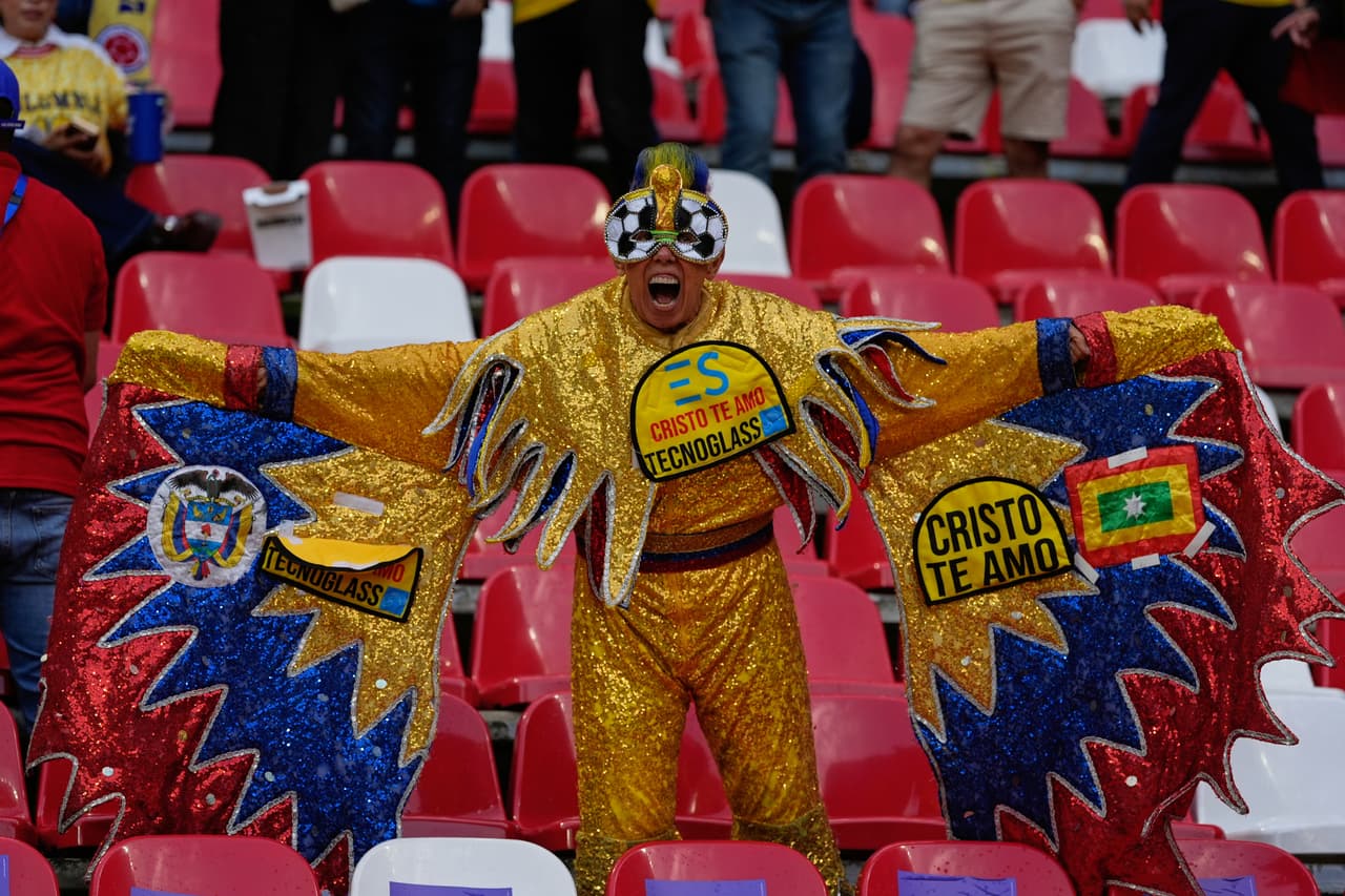 Un hincha colombiano reacciona antes del partido de fútbol del Grupo K del Mundial entre Uzbekistán y Colombia en la Ciudad de México.