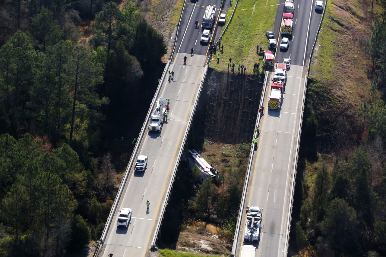 El autobús cayó cayó a un precipicio de 50 pies en un tramo de la la autopista I-10, que cruza todo el sur de los EEUU de este a oeste.
