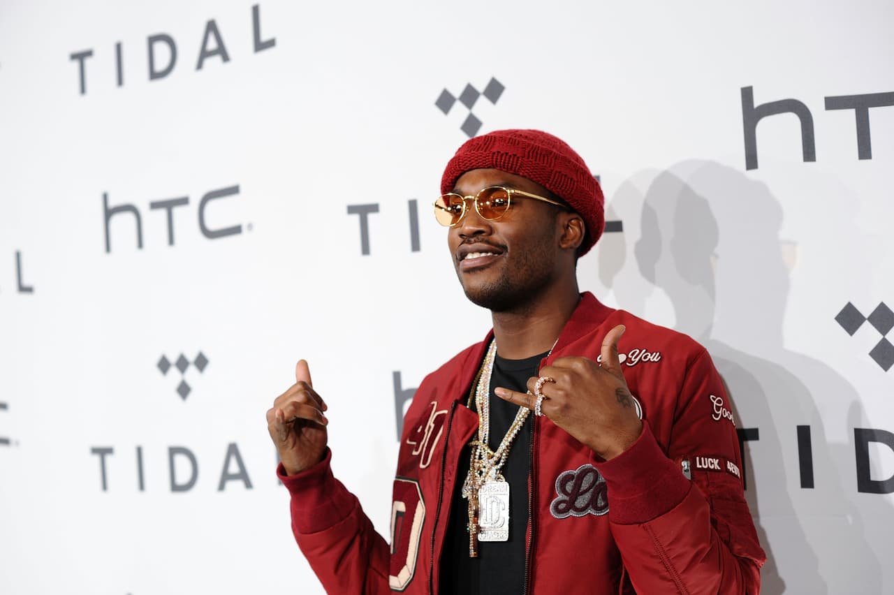 Meek Mill Falls Down Icy Steps 