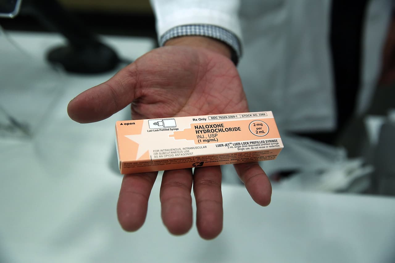 Según los Centros para el Control de Enfermedades (CDC), 
<b>el narcan y naloxona son medicamentos "que puede revertir una sobredosis de opioides, incluidos heroína, fentanilo y medicamentos opioides recetados.</b> La naloxona es segura y fácil de usar, y con frecuencia se administra con un atomizador nasal”.