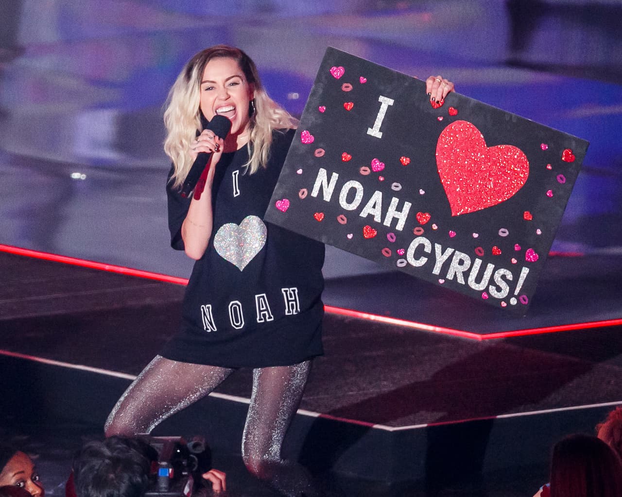 Miley Cyrus presentó a su hermana Noah como la nueva sensación musical.
