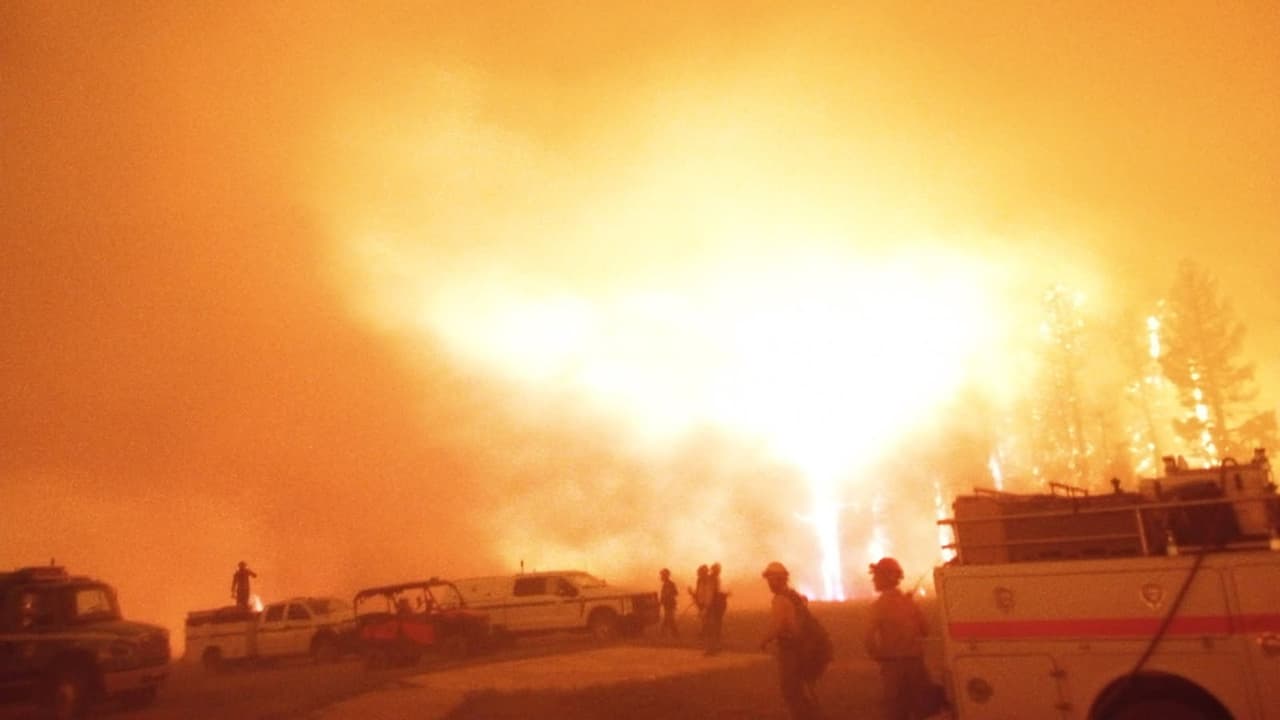 Incendio Dragón bravo arrasa con miles de acres y decenas de estructuras en el Gran Cañón