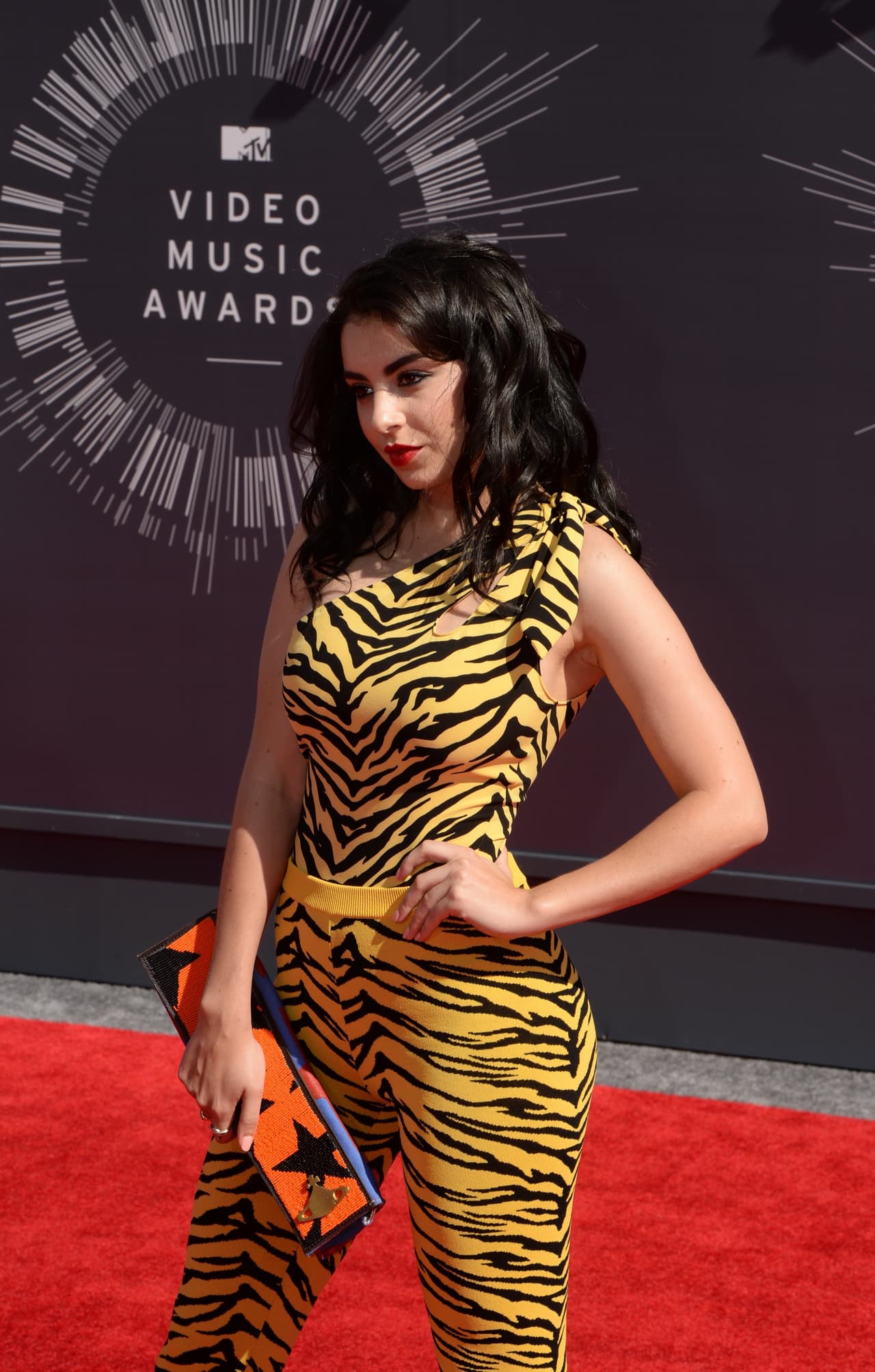 Este traje fue uno de los más llamativos de los MTV, y por esa razón posó súper reina durante su llegada a la premiación.