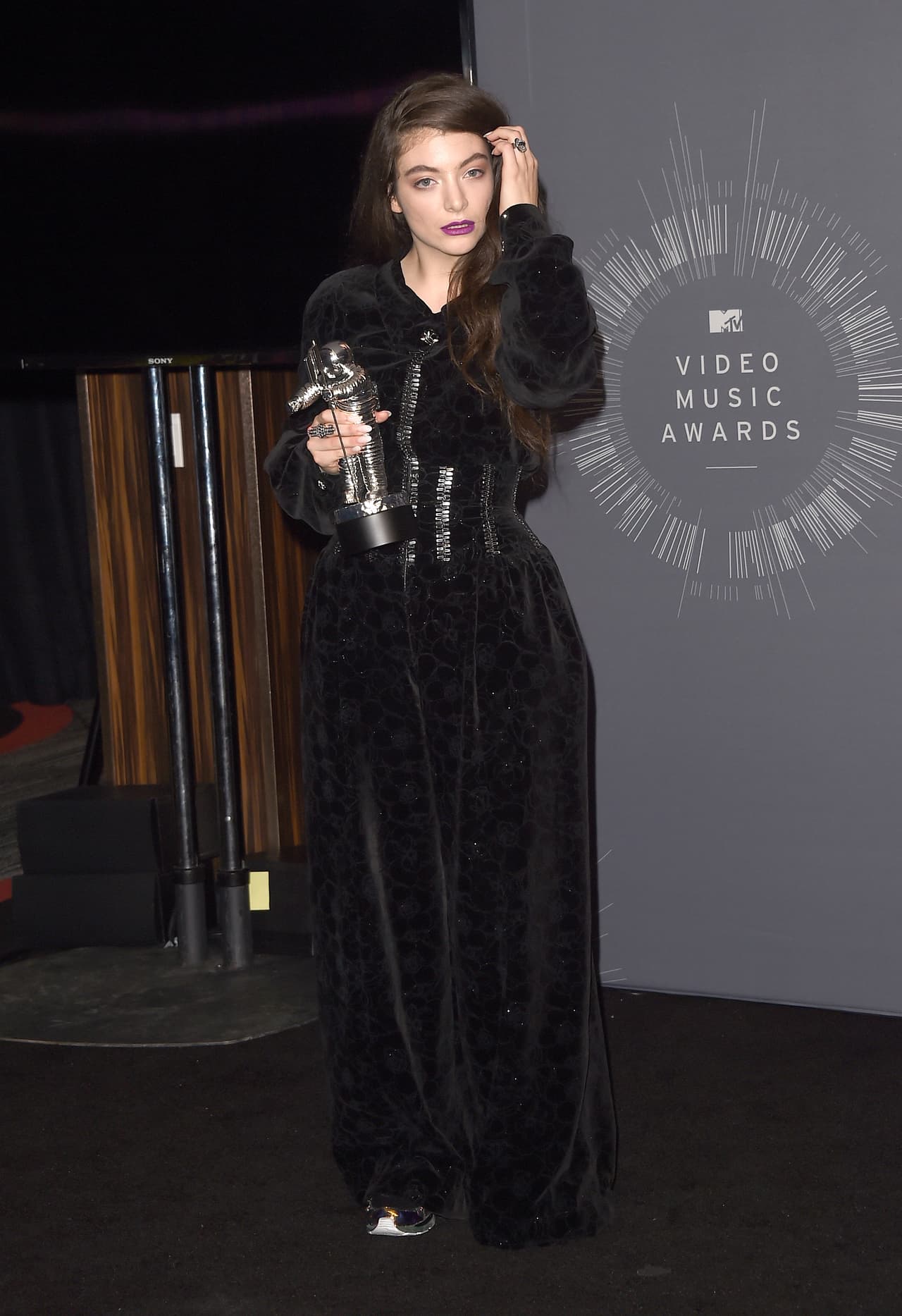 Al estrafalario modelito le sacó provecho con ese pálido maquillaje y el cabello suelto, y aunque Lorde tenga cero en moda, en la edición de los MTV 2014 fue ganadora.