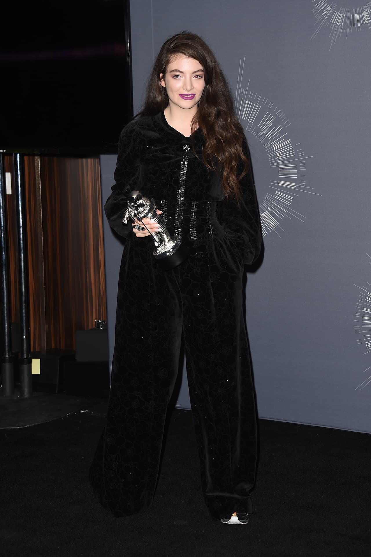 Hablando del Halloween, quien estuvo a punto de provocar infartos con su tétrico atuendo fue Lorde, quien usó este extraño conjunto que en ocasiones parecía pantalón y en otras vestido. Eso sí, de terciopelo.