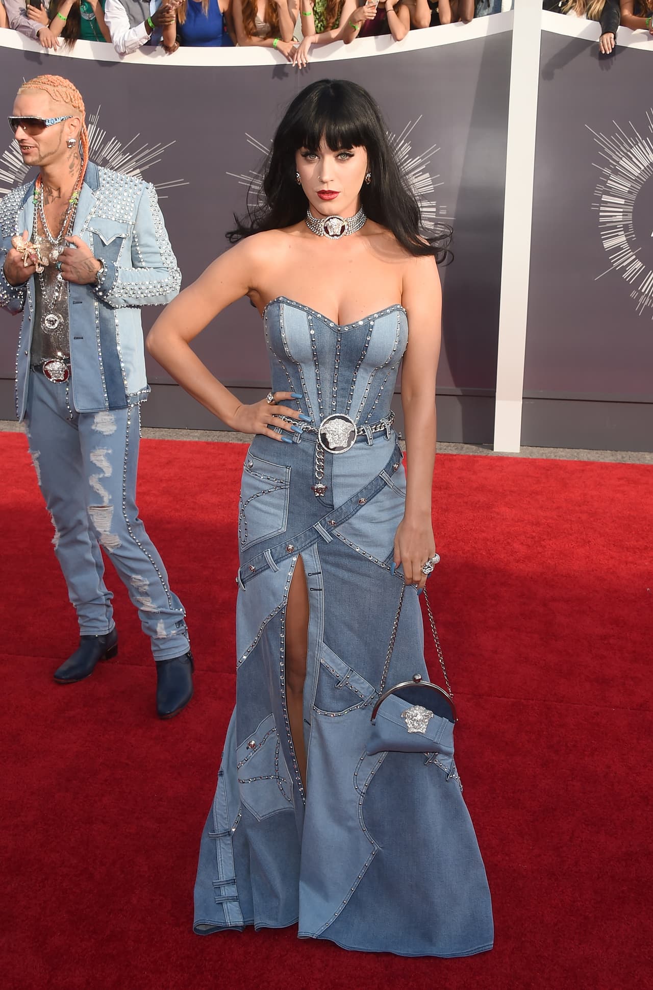 Katy Perry no se midió en la pasada edición de los MTV VMA con este vestido en mezclilla, similar al usado por Britney en los American Music Awards de 2001.