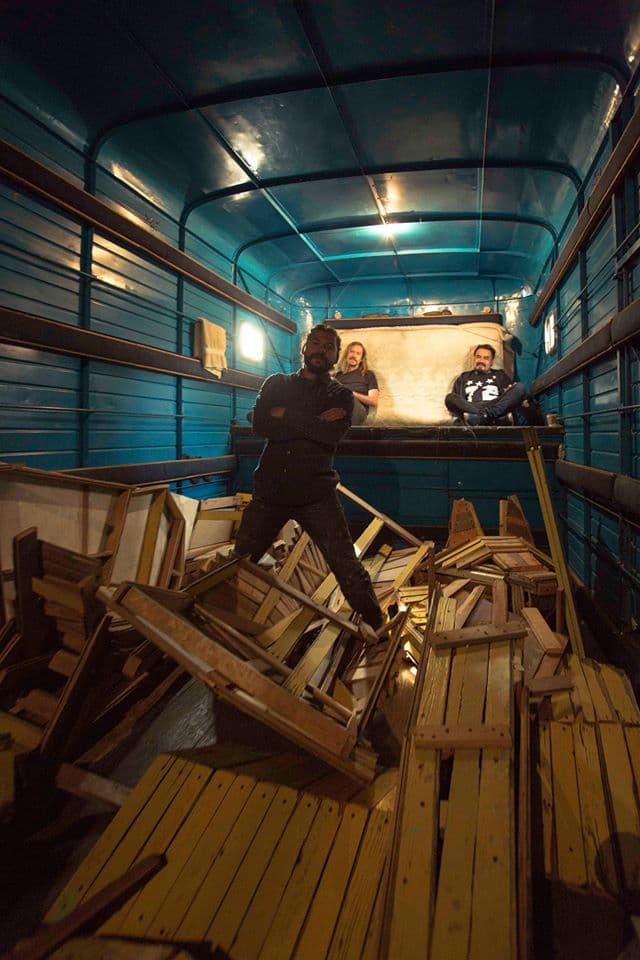 Además del autor, nueve voluntarios participan en este proyecto que intenta auxiliar a los migrantes.