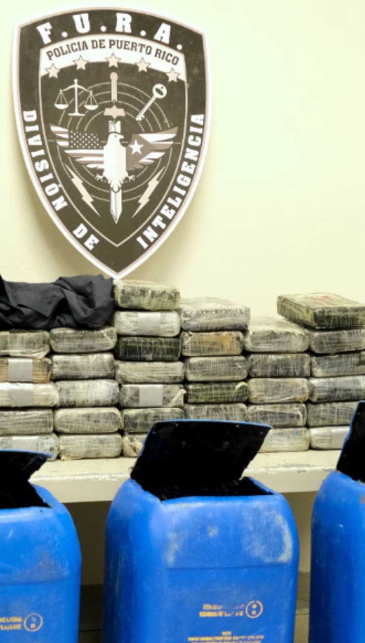 Los agentes de
<b>las Fuerzas Unidas de Rápida Acción (FURA)</b> y de la
<b>Administración de Control de Drogas (DEA)</b>, también recibieron apoyo de la Oficina de Investigaciones de Seguridad Nacional (HSI) y de la Oficina de Aduanas y Protección Fronteriza de Estados Unidos (CBP), informó el
<b>Negociado de la Policía de Puerto Rico</b>, junto a imágenes de
<b>la cocaína incautada</b> y de los
<b>envases para combustible</b> dentro de los cuales fue transportada hasta
<b>Yeguada, <a href="https://www.univision.com/local/puerto-rico-wlii/mas-arrestos-en-la-fundacion-por-recibir-en-puerto-rico-drogas-de-republica-dominicana-y-enviarlas-a-eeuu" target="_blank">en el municipio costero de Camuy</a></b>.