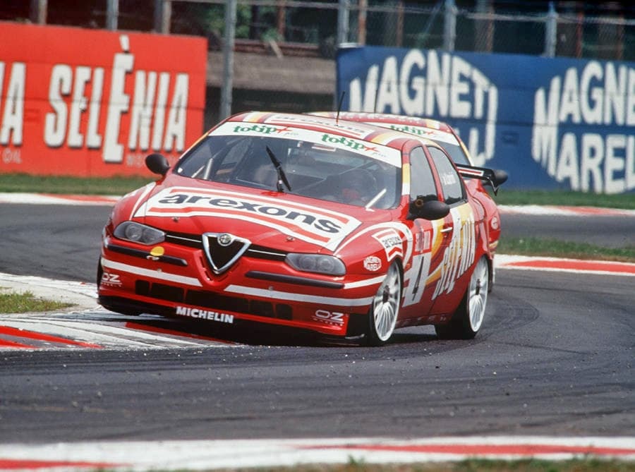 Alfa Romeo conquisto 13 campeonatos de ‘Touring Car’ en 10 anios con Nicola Larini, Gabriel Tarquini, etc. En esta foto de 1998 vemos a Nicola Larini a bordo de la versión de competencias del 156.