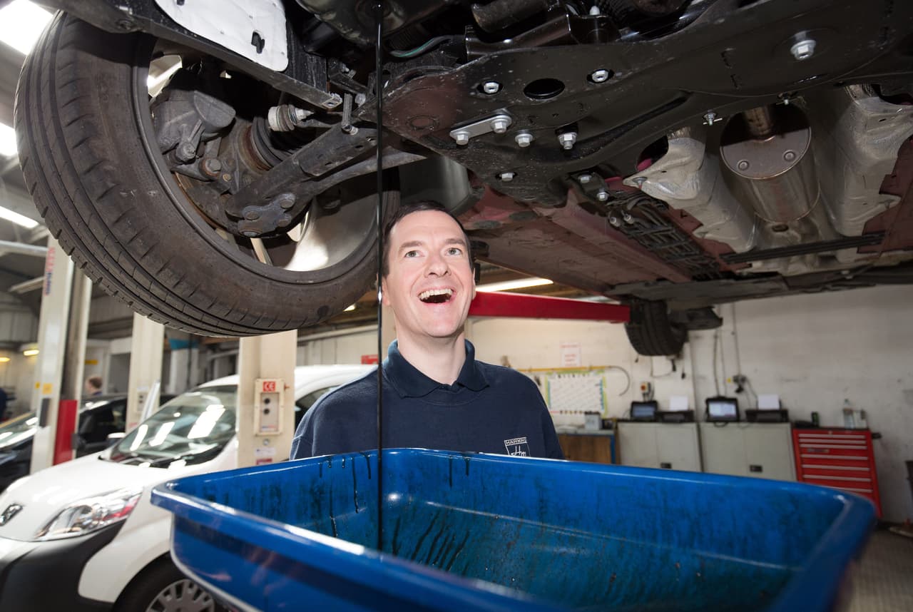 <b>Niveles de líquidos</b>
<br>También hay que revisar el nivel de líquido de frenos y de la dirección. En cuanto al aceite, se aconseja que en caso que se encuentre próxima la fecha de cambio hay que hacerlo antes de viajar.