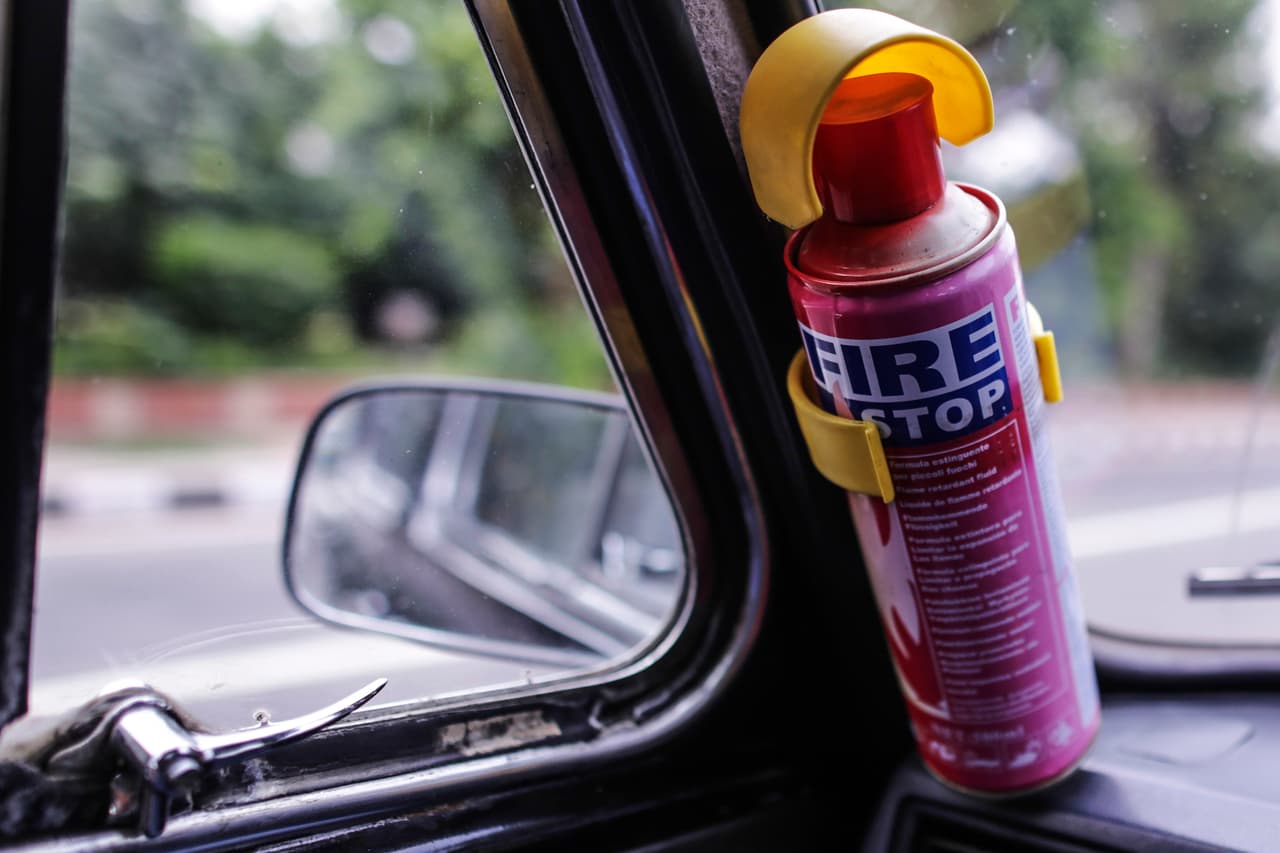 <b>Kits de emergencia</b>
<br>Para salir a la carretera es bueno contar con las herramientas necesarias en caso de que surja algún imprevisto. Además, es recomendable revisar el correcto funcionamiento y fecha de caducidad del extintor de fuego, y siempre llevar un kit de emergencia médica. Si se utiliza GPS, revisar previamente su correcto funcionamiento.