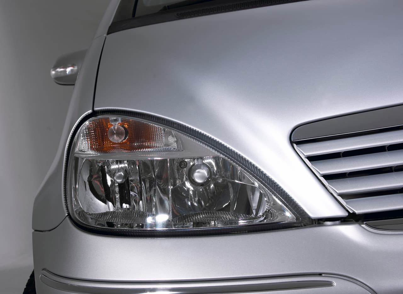 <b>Equipo óptico</b>
<br>Las luces son otro aspecto fundamental en el chequeo. Para esta revisión simplemente hay que poner a prueba las distintas funciones: las de posición, las luces altas y bajas, los guiños, las balizas, las de freno y las que se activan en reversa. Es importante tener en cuenta que las luces no sólo nos permiten ver sino ser vistos por otros conductores en el camino. Aunque no imprescindible, es ideal llevar bombillas de repuesto. - 
<a href="https://www.univision.com/carros/limpieza-de-faros-delanteros-de-carro-por-tan-solo-2-a-bordo-tips-video">Aprende a limpiar tus faros</a>