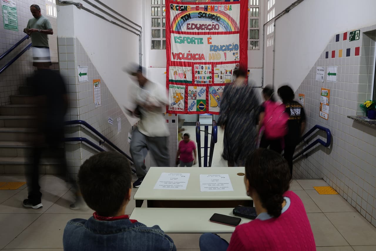 Los votantes llegan a un centro de votación durante la segunda vuelta de las elecciones presidenciales en São Paulo, el domingo 25 de octubre de 2026.