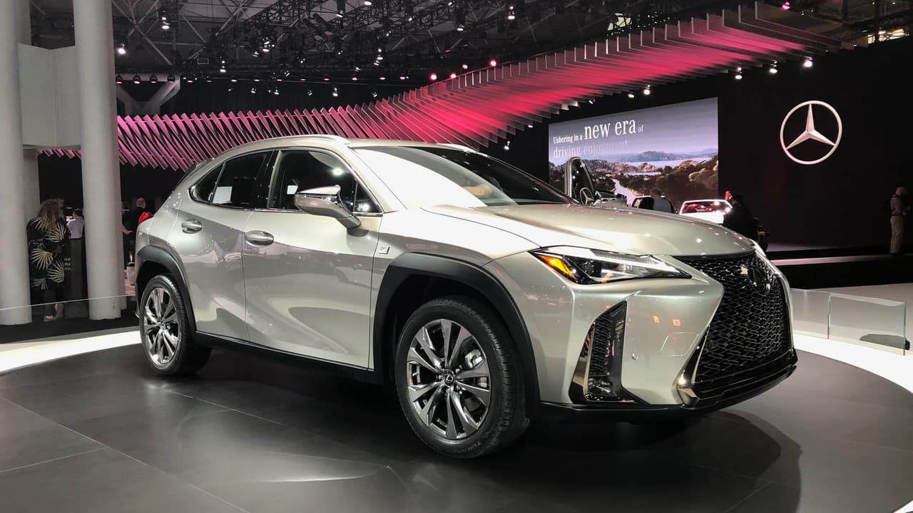 <h3 class="cms-h3-H3">Buena: Lexus UX 2019</h3>
<br>
<br>Con más espacio interior que el que su diminuta carrocería sugiere y una acertada interpretación del diseño origámico de Lexus, la nueva UX llega como la entrada de Lexus al mundo de las camionetas compactas. Esta camioneta no puede con su look de ganadora, la van a vender como pan caliente.