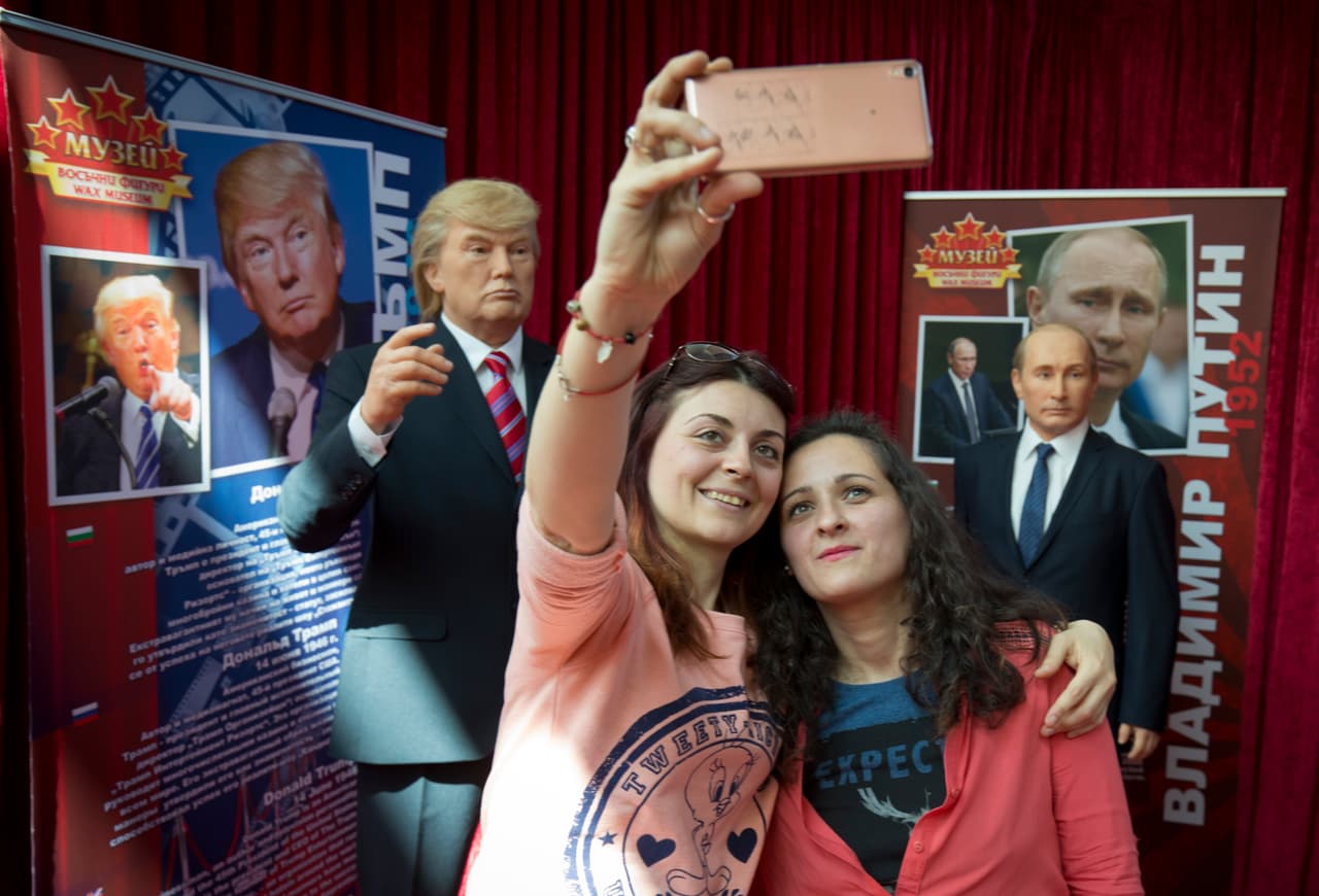 SOFÍA, BULGARIA.-
<b>De cera.</b> Dos mujeres se toman una selfie frente a los muñecos de cera de los presidentes Trump y Putin.