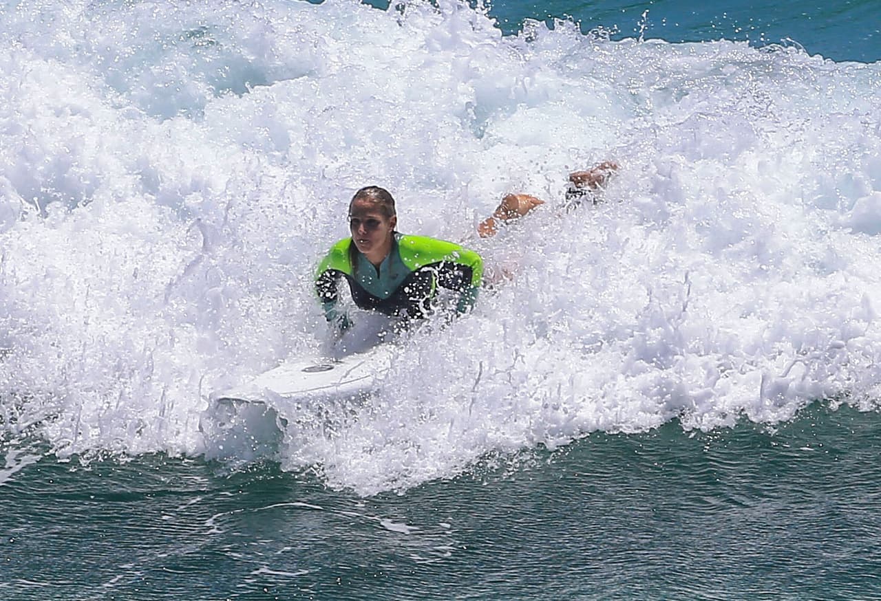 OMG! Se esforzó por parase en la tabla.