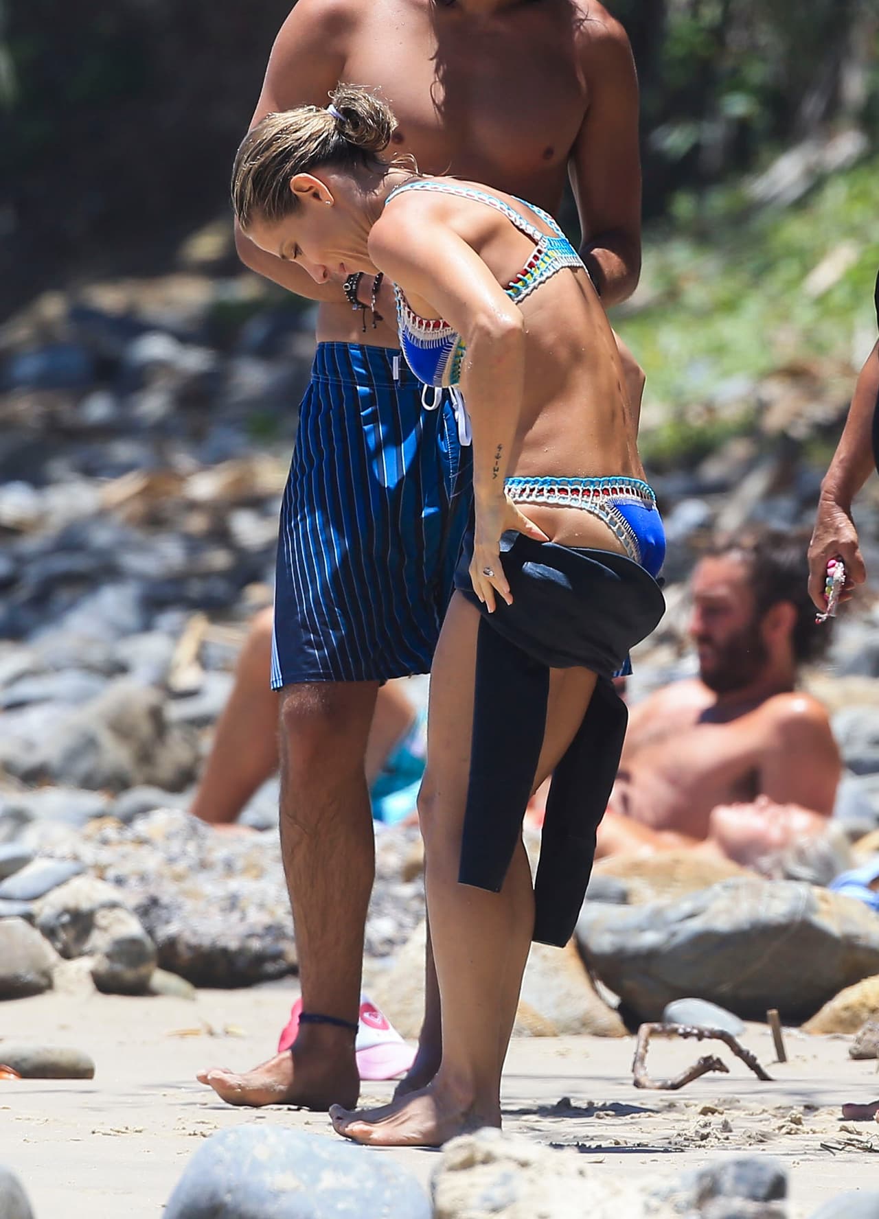 Pero más cuando se quitó el traje y se quedó en bikini.