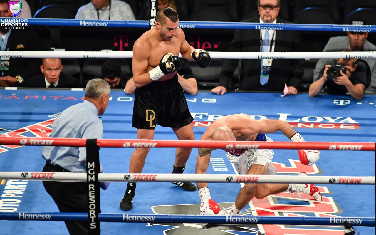 'Spike' quedó destanteado, como si hubiera dado cien vueltas en círculo y quisiera correr. Intentó levantarse, pero fue en vano.