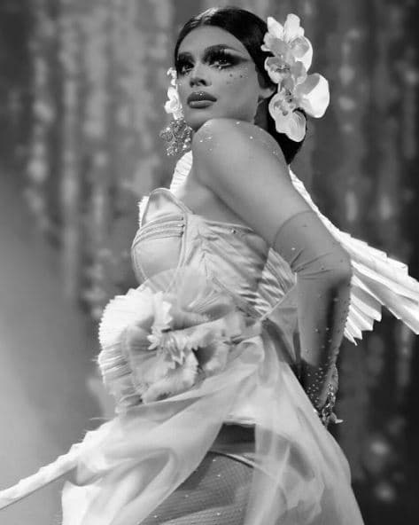 Las orquideas en su atuendo son ya un sello y sin duda nos recuerda a las grandes divas del cine mexicano.