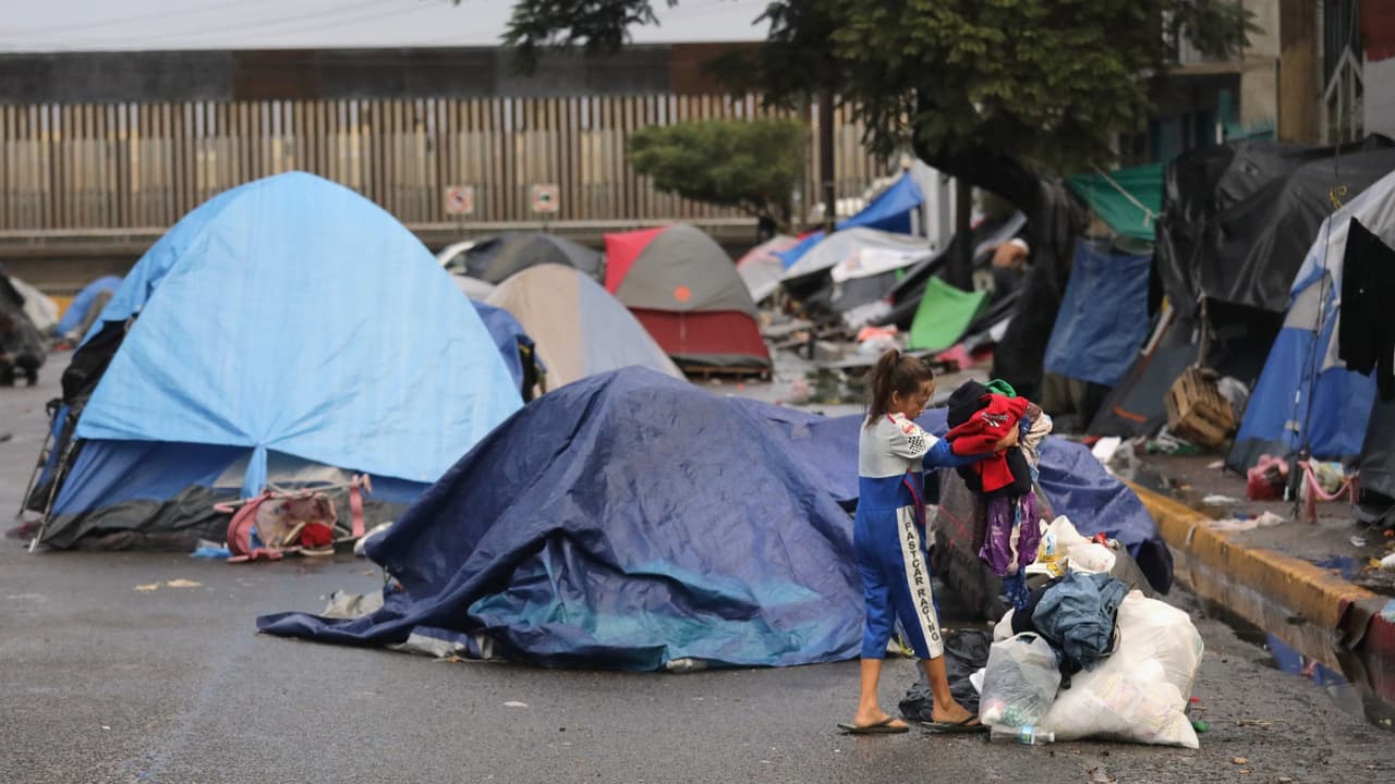 “Nosotros seguimos en pie como grupo”; más de 500 migrantes se aferran a la cercanía con la zona del cruce fronterizo