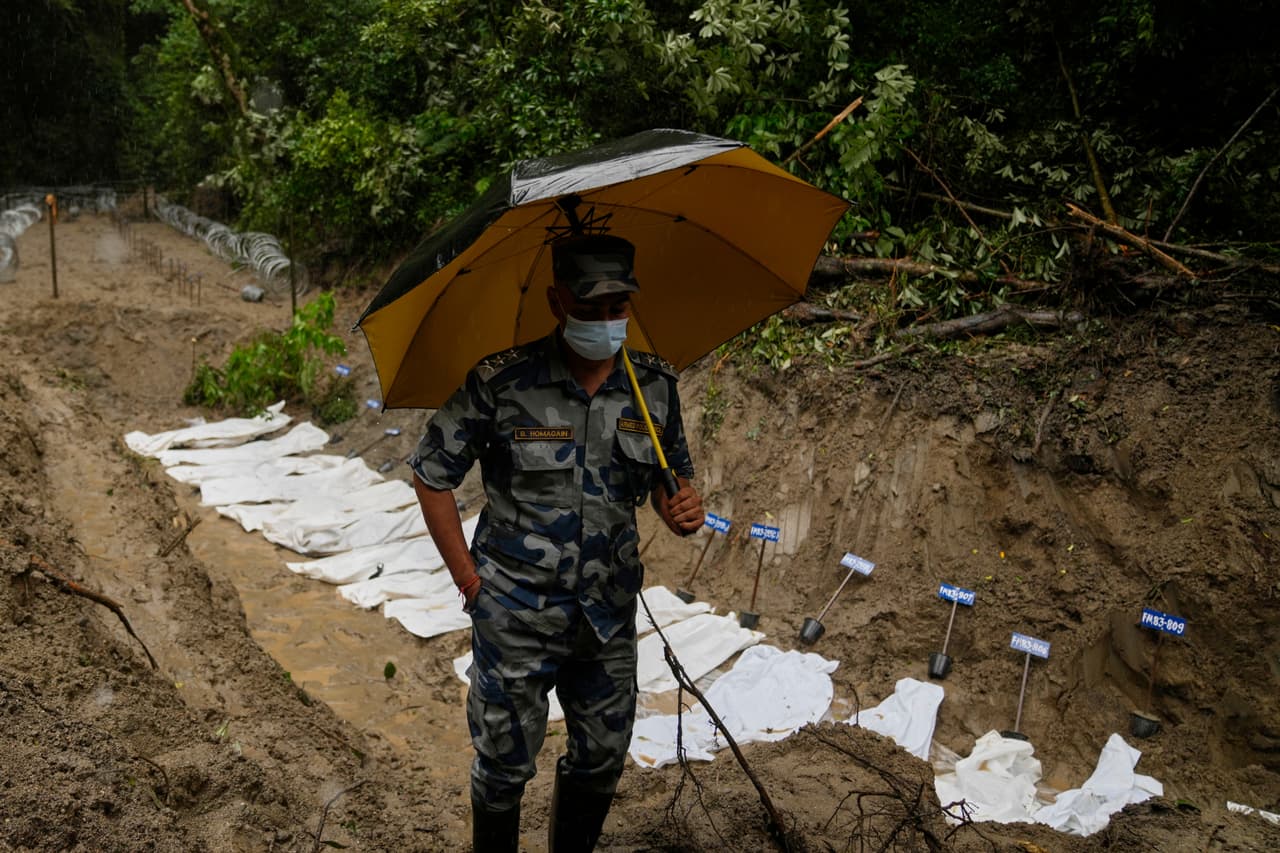 Los equipos de rescate trabajan a contrarreloj para llegar hasta cientos de trabajadores que se cree que están atrapados en los túneles de los proyectos hidroeléctricos de Nepal, dañados por las inundaciones.