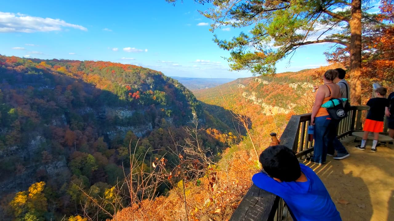 Está ubicado en el 
<b><a href="https://maps.app.goo.gl/VARgUFCE2Et48RSr6">122 de Cloudland Canyon Park Road, en Rising Fawn</a></b>, a unas 120 millas en auto al noroeste de Atlanta.