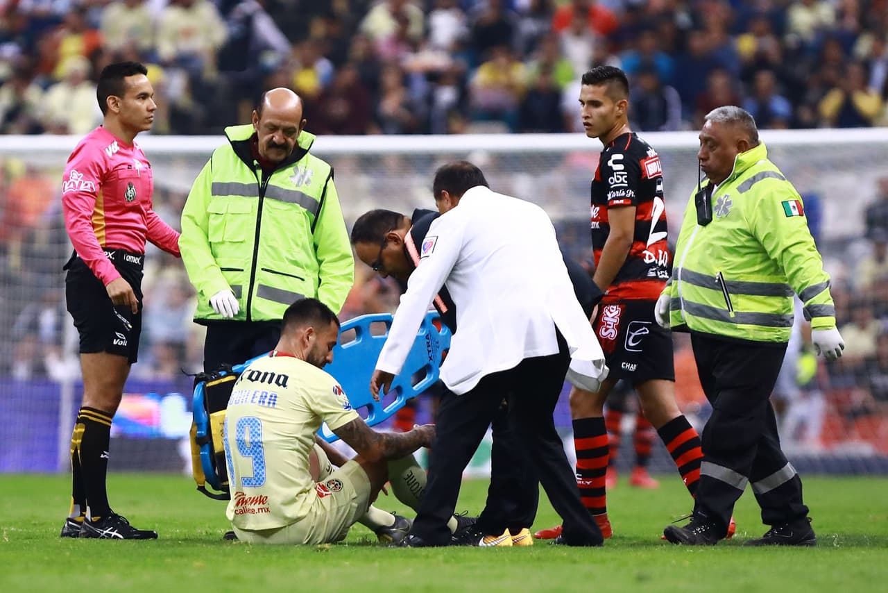 A los 25 minutos América se tuvo que ver forzado a hacer un cambio luego de que Víctor Aguilera saliera lastimado. En su lugar ingresó Mateus Uribe.