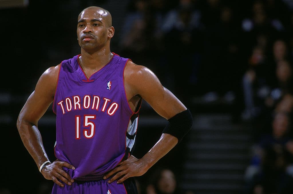 <b>4) Vince Carter.</b> Aunque no se puede medir con números, 'Vinsanity' ha sido el miembro más espectacular de los Toronto Raptors. Fue el primer gran ídolo de esta franquicia, a la que representó de 1998 a 2004, disputó 403 juegos con este uniforme, es el quinto con más (15,114) minutos y el tercer mejor anotador (9420) de esta organización.