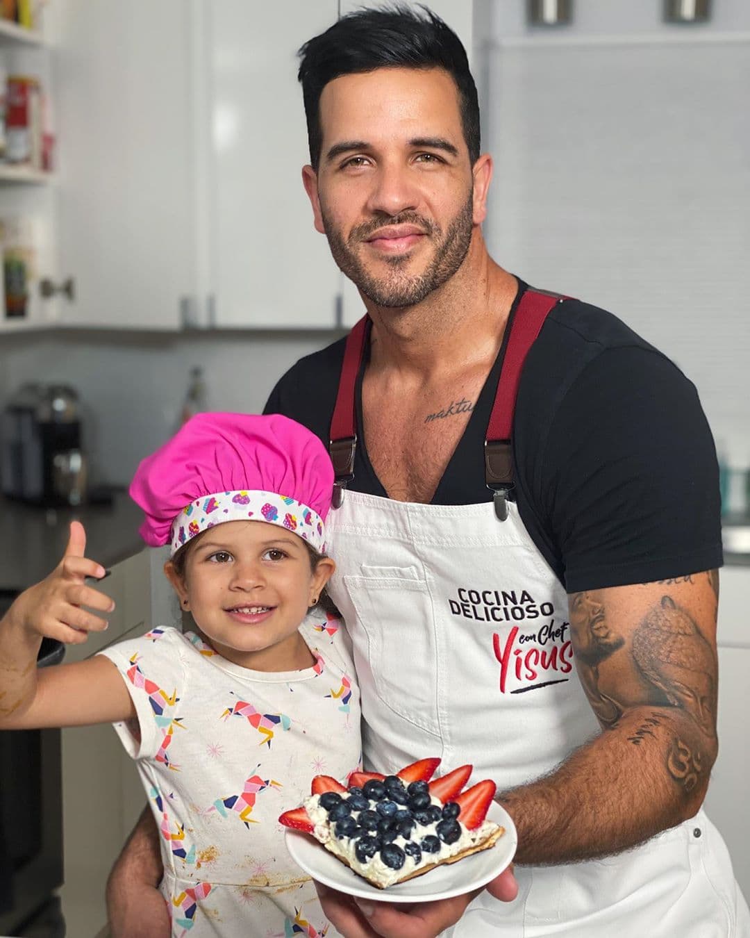 Entre los pasatiempos favoritos de las niñas de Yisus se encuentra cocinar junto a su papá.