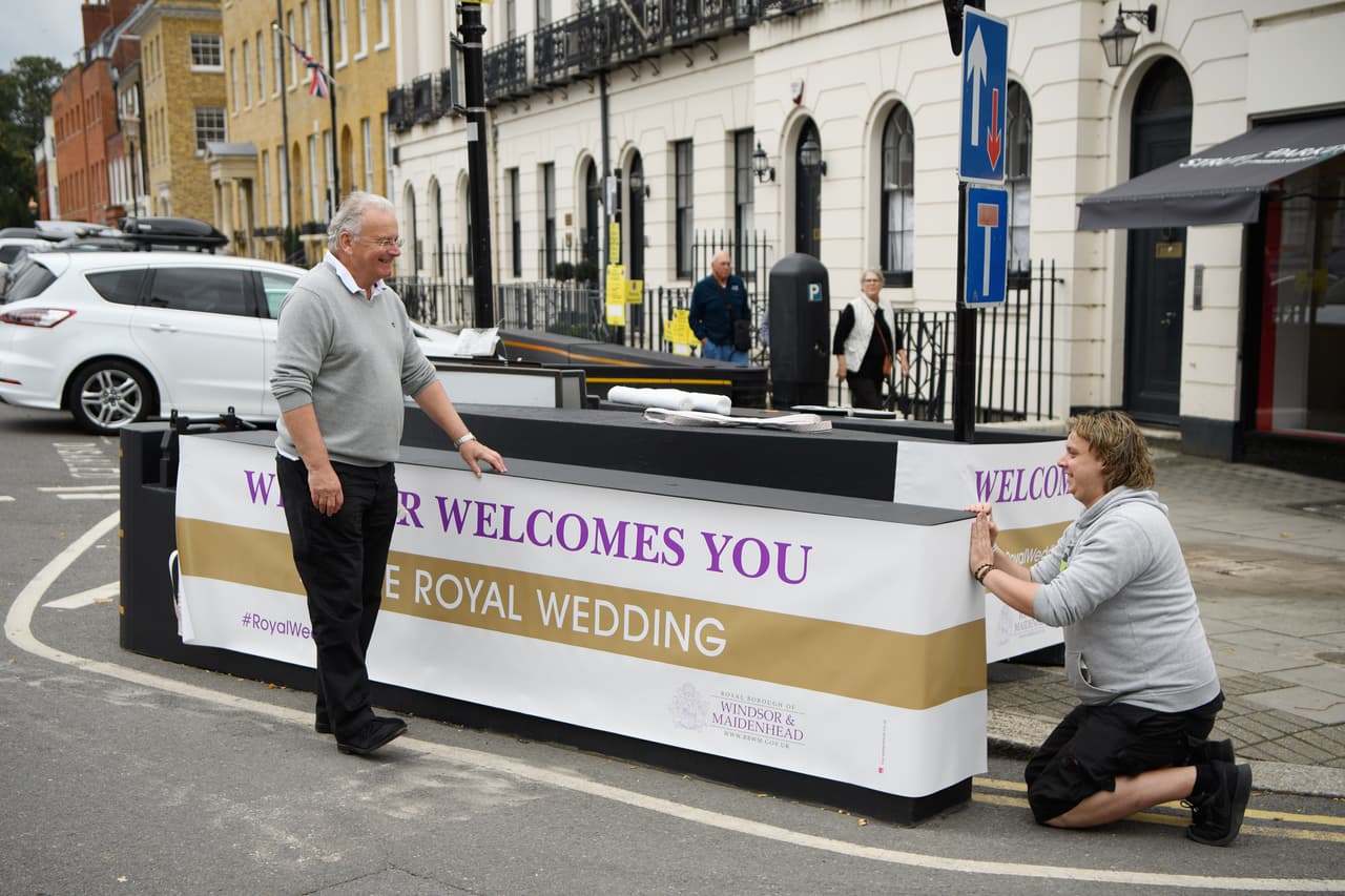 Las avenidas se engalan con motivos que invitan a seguir el evento en una urbe tan apegada a la monarquía como Windsor, donde está el castillo de la familia real que es el más grande de todos los que están habitados en el mundo.