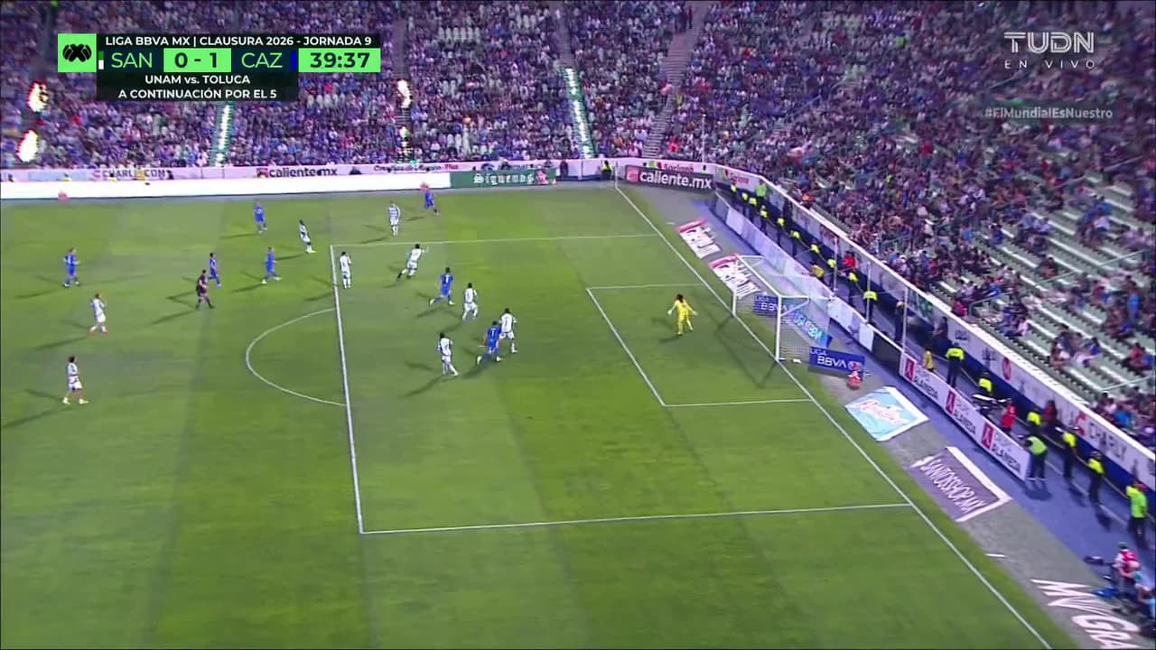 ¡CERCA! Agustín Palavecino disparó que se estrella en el poste.