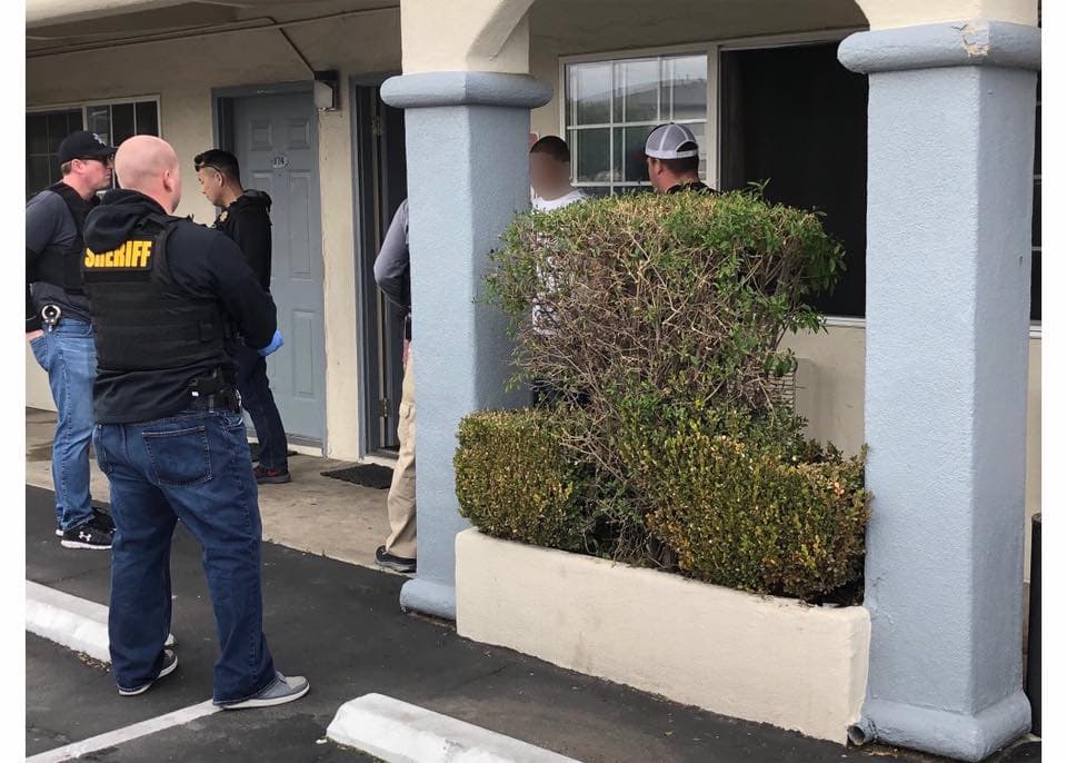 Lee supuestamente trajo a una víctima al Área de la Bahía desde fuera del estado para trabajar como prostituta. Gabaldon agregó que la víctima creía que Lee la ayudaría a volver con su familia. El grupo de trabajo, con la ayuda de organizaciones que apoyan a mujeres, devolvió a la víctima a su familia.
<br>