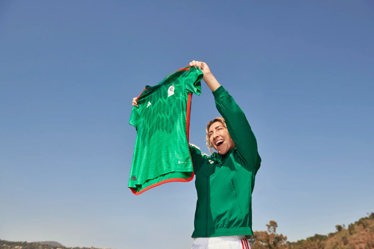 El jersey asemeja las plumas del quetzal y honra el pasado de México. Los vivos en rojo sobre los hombros y a lo largo de la costura en los costados añade carácter y la garra que caracteriza al Tri.