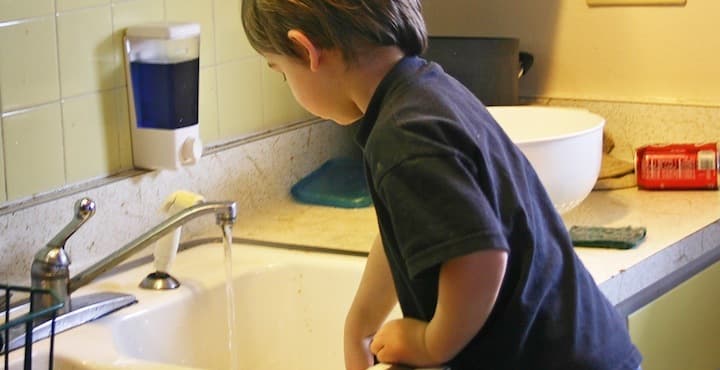 Tareas en el hogar: quehaceres para tu hijo de cuatro a seis años