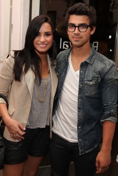 Demi Lovato y Joe Jonas se conocieron en el rodaje de la película 'Camp Rock' en 2007, pero fue hasta principios de 2010 que su amistad los llevó a tener un noviazgo, mismo que duró hasta finales de mayo de ese mismo año según informó el portal de la revista Hola! México.