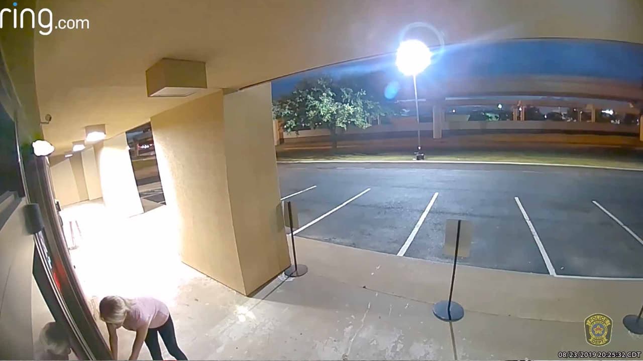 Las cámaras de vigilancia captan el momento en que la sospechosa usa una sierra de batería para intentar entrar al negocio “Botox RN MD Spa” y robar productos antiarrugas.