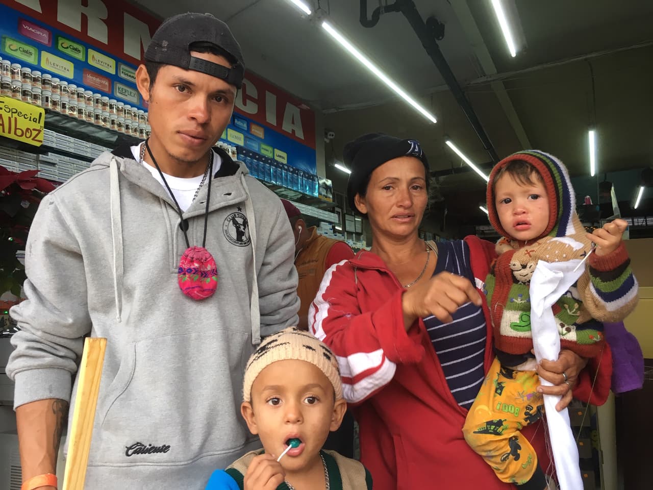 <b>La familia en pobreza extrema.</b> Con un escaso sueldo que obtenía lavando ropa y limpiando casas, Rosa Dubón mantenía a sus seis hijos en Honduras. Hasta la frontera de EEUU llegó con los más pequeños, Walter, de 2 años, y José, de 4. 
<b>"Mi sueño es que tengan un buen estudio y que sean mejores personas, lo que yo no tuve", </b>expresa Rosa, de 34 años, entre sollozos. "Estamos aquí por la violencia, la pobreza y la delincuencia", explicó su esposo, Walter, de 28.