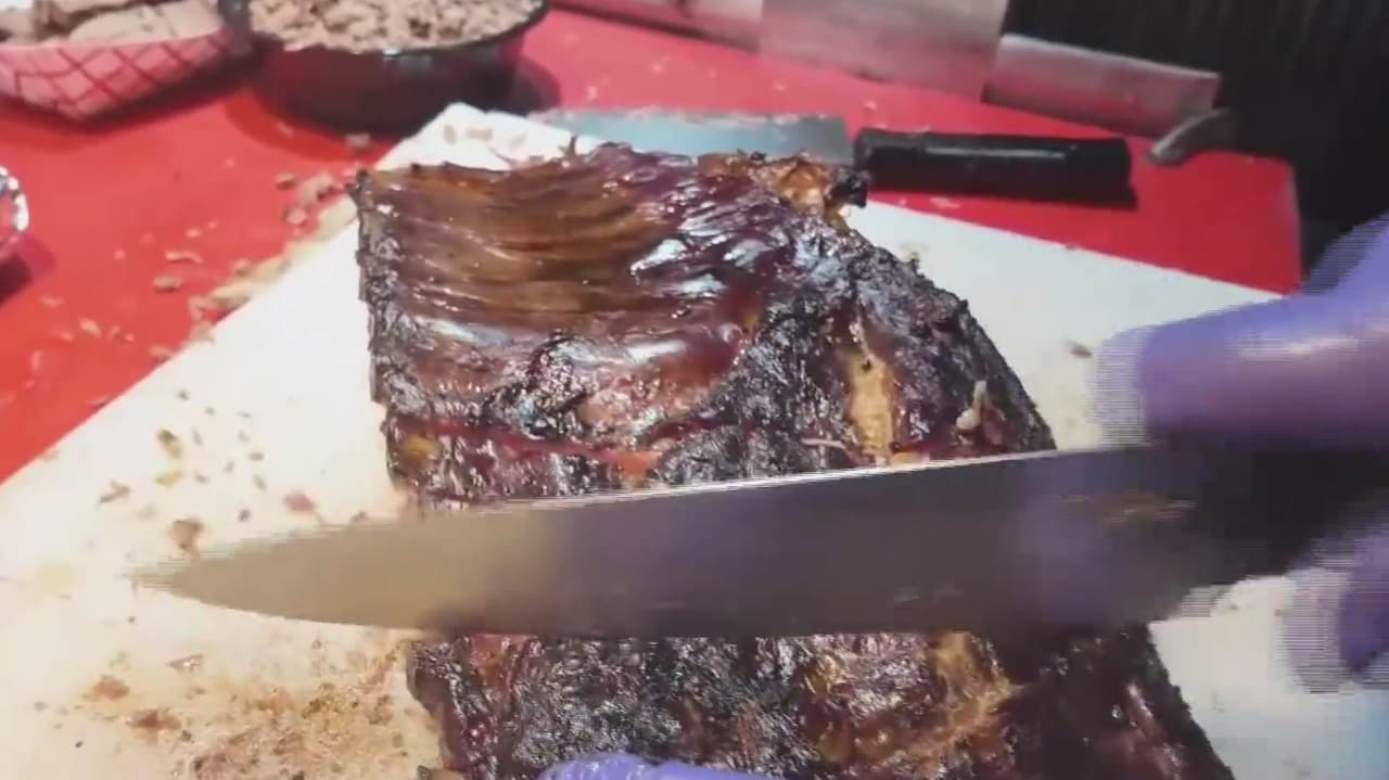 Restaurantes de barbacoa en Texas modifican sus menús ante el alza en los costos de la carne