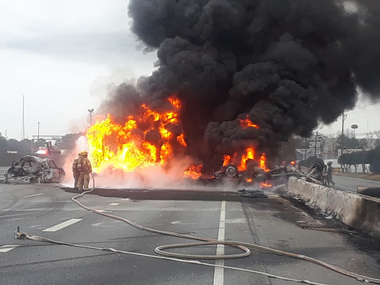 "Después de la colisión inicial, ambos vehículos se separaron el uno del otro, antes de que el camión cisterna girara de lado a lado a través de cuatro carriles de tráfico, haciendo que volcara varias veces", dijo la Policía. Luego se incendió.