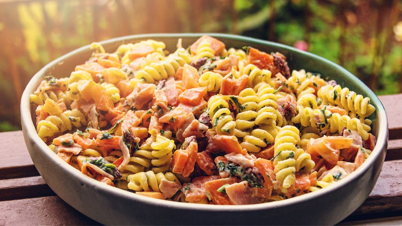 Receta de ensalada fría de pasta cremosa, fresca y fácil de preparar